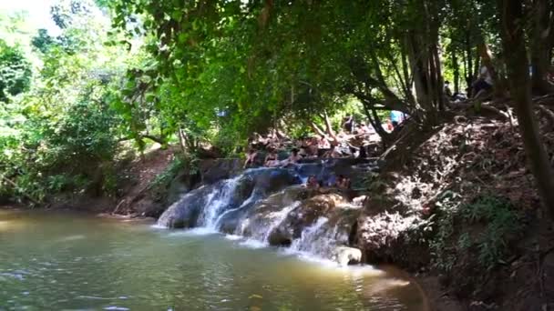 Krabi, Tayland, Thailand: 2016 - Krabi yerel şelale oynayan turist olabilir. Yemyeşil nature tropikal orman ve nehir — Stok video