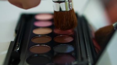 Kaş fırçası kozmetik palet kullanarak atış takunya