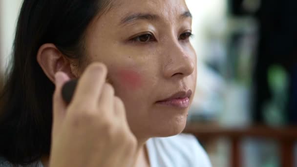 Mujer asiática haciendo cepillo rosa en la mejilla. Modelo, cosmética y concepto de belleza cámara lenta — Vídeos de Stock