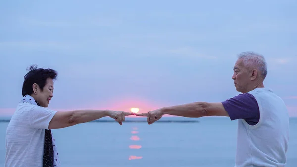 Aziatische senior paar samen in sunrise beach. Nieuw jaar, nieuw hoofdstuk concept — Stockfoto