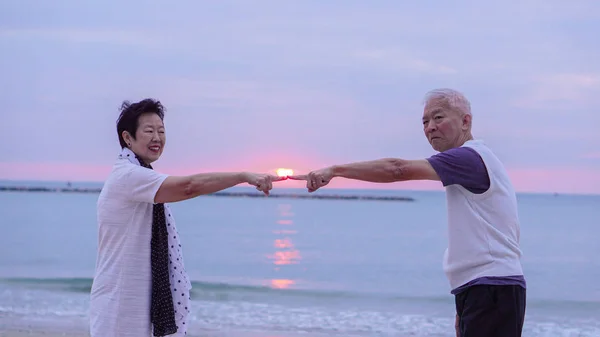 Ασιατικό ανώτερα ζευγάρι μαζί στην παραλία sunrise. Νέα χρονιά, νέα έννοια κεφάλαιο — Φωτογραφία Αρχείου