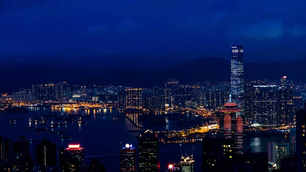 Hong Kong iconica vista notturna dal Victoria picco, Bella luce illuminare grattacielo — Foto Stock