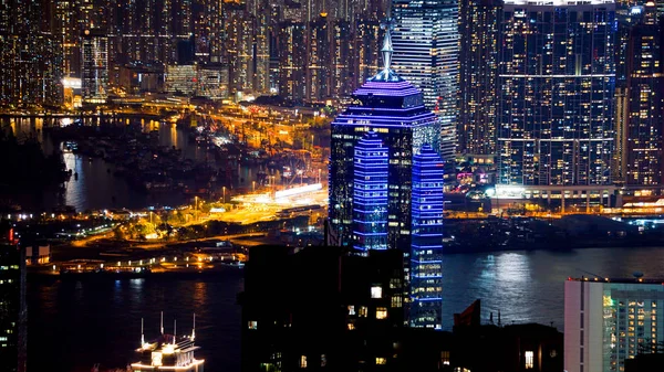 香港标志性夜景，从太平山顶，美丽的光照亮的摩天大楼 — 图库照片