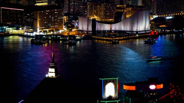 Hong Kong Victoria harbour and its iconic red ancient junk sail zoom shot from the Peak at night — Stock Photo, Image