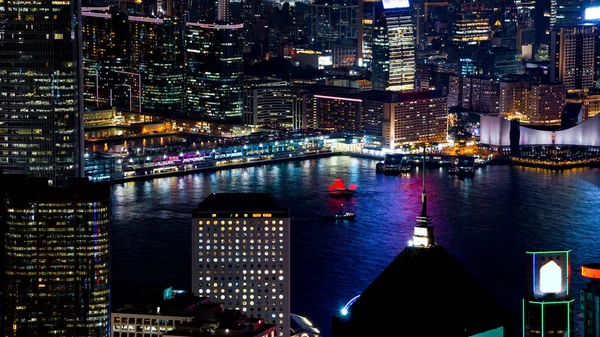 香港维多利亚港和其标志性的红色古代垃圾帆放大镜头从高峰期在晚上 — 图库照片
