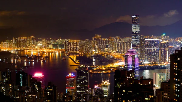 Hong Kong iconica vista notturna dal Victoria picco, Bella luce illuminare grattacielo — Foto Stock