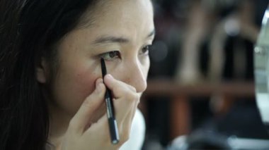 Asyalı kadının yapması çizmek için kozmetik kalemi göz kalemi kadar yapmak