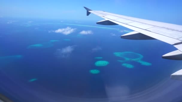 Ilhas Maldivas a partir de avião vista aérea, Viajar férias destino paraíso vista 4k — Vídeo de Stock