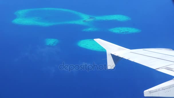 Ilhas Maldivas a partir de avião vista aérea, Viajar férias destino paraíso vista 4k — Vídeo de Stock