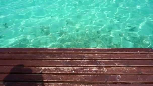 Sombra turística em pé no belo mar azul-turquesa ilha — Vídeo de Stock