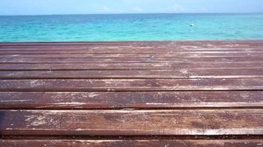 Hareketli video turkuaz mavi okyanus kadar ahşap güverte üzerinden uçan tatil için