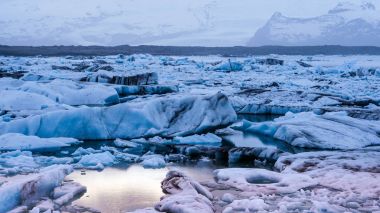buzdağı buzul lagün, İzlanda'daki jokulsarlon üzerinde ışık yansıtan güneş