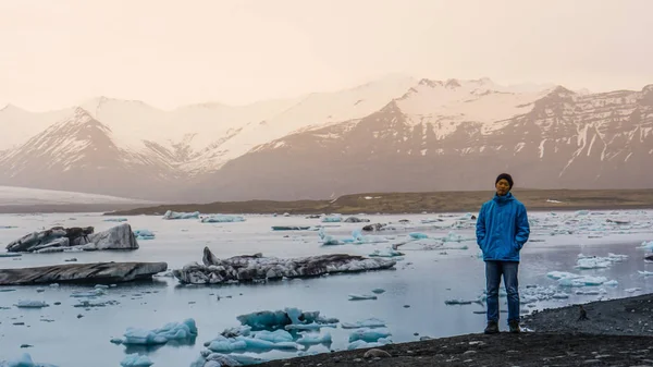 Asiatischer Reisender vor majestätisch schöner Landschaft Gletscherlagune von Island — Stockfoto