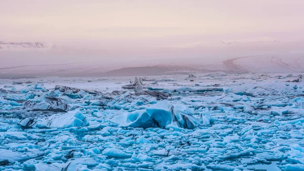 Ήλιος φως που αντανακλά στο παγόβουνο παγετώνα Λιμνοθάλασσα Γιόκουλσάρλον της Ισλανδίας — Φωτογραφία Αρχείου