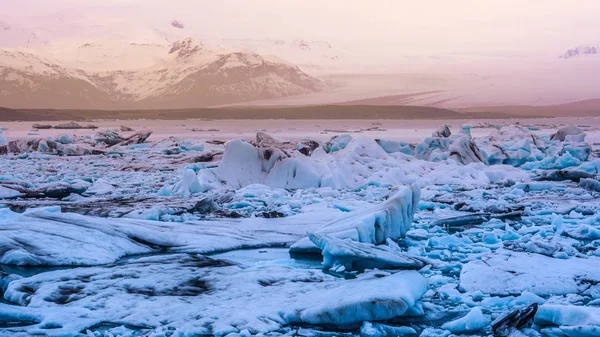 A nap könnyű visszeverő-a jéghegy gleccser lagúna, jokulsarlon, Izland — Stock Fotó