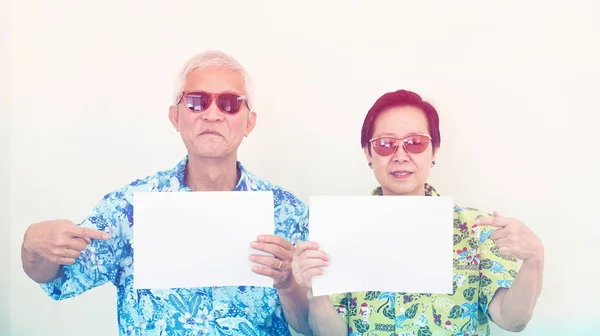 Vezető ázsiai pár tartja fehér jele, holiday inget visel utazási koncepció másol hely — Stock Fotó