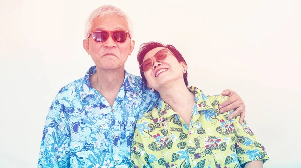 Szczęśliwa para starszy Asain gotowy do podróży na wakacje wycieczka — Zdjęcie stockowe
