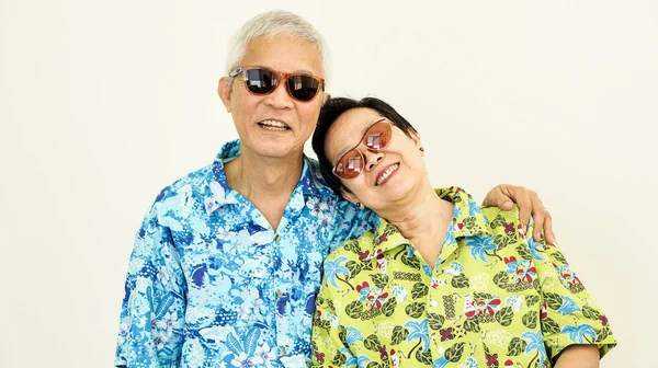 Happy Asain casal sênior pronto para viajar para férias — Fotografia de Stock