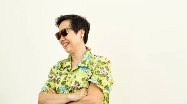 Mulher sênior asiática saudável ansiosa para viagem de férias — Fotografia de Stock