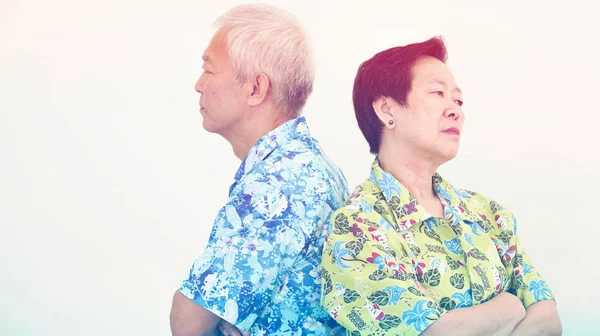 Ázsiai idősebb pár boldogtalan, harci. Kapcsolat probléma fehér háttér — Stock Fotó