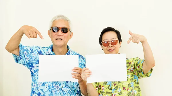 Senior asiatico coppia indossare vacanza hawaii camicia holding bianco s — Foto Stock