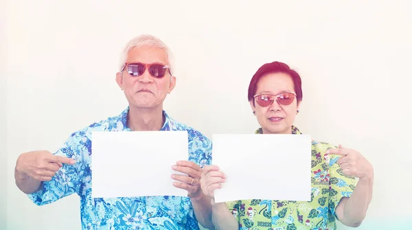 Sénior casal asiático vestindo férias hawaii camisa segurando branco s — Fotografia de Stock