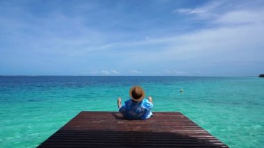 Turkuaz cennet ada okyanus ahşap güverte üzerinde seyir rahatlatıcı kadın geri