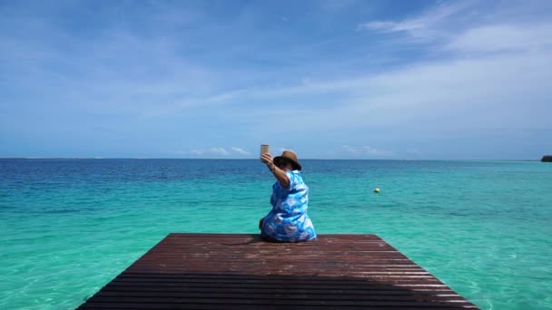Turista fazendo selfie no belo oceano. Mídia social enquanto tira férias — Vídeo de Stock
