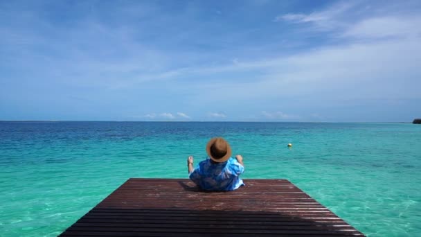 Mujer espalda relajante mirando turquesa paraíso isla océano en cubierta de madera — Vídeos de Stock