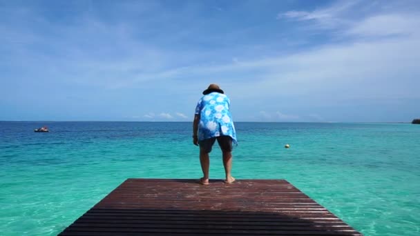 Mulher turista caminhando para se sentar e relaxar no deck paraíso oceano com espaço de cópia — Vídeo de Stock