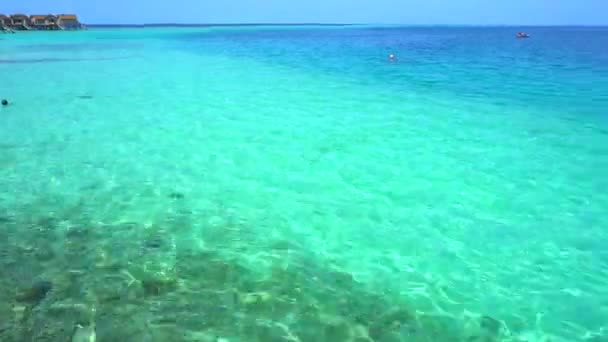 Blick auf die maledivische Küste. schöner Blick auf die paradiesische Insel — Stockvideo