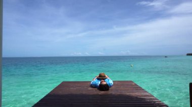 Kadın parlak mavi yaz okyanus sakin ol. 4 k tatilde deniz esinti zevk