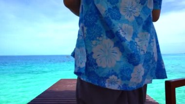 Turkuaz cennet ada okyanus ahşap güverte üzerinde seyir rahatlatıcı kadın geri