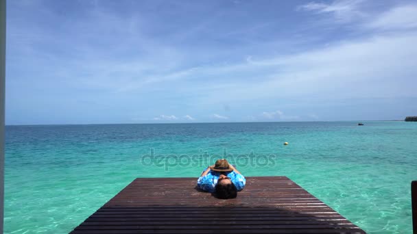 Γυναίκα χαλαρώσετε στο φωτεινό μπλε καλοκαιρινός Ωκεανός. Απολαμβάνοντας το θαλασσινό αεράκι στις διακοπές 4k — Αρχείο Βίντεο