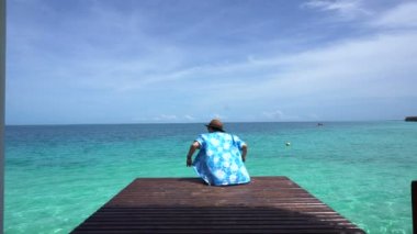 Kadın parlak mavi yaz okyanus sakin ol. 4 k tatilde deniz esinti zevk