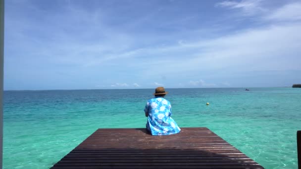 Nő pihenjen a világos kék nyári óceán. Élvezheti a tengeri szellő nyaralni 4k — Stock videók