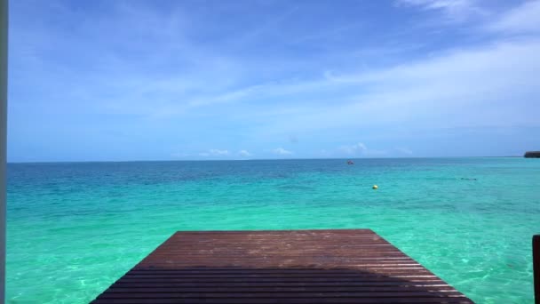 Kadın parlak mavi yaz okyanus sakin ol. 4 k tatilde deniz esinti zevk — Stok video