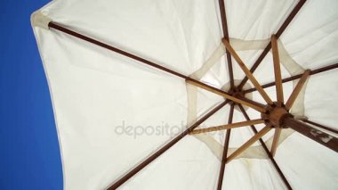 Beyaz plaj şemsiye. Yaz parlak mavi gökyüzü altında Resort şemsiye