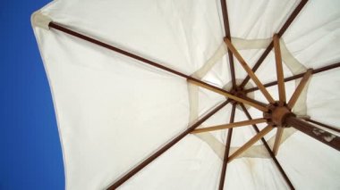 Beyaz plaj şemsiye. Yaz parlak mavi gökyüzü altında Resort şemsiye