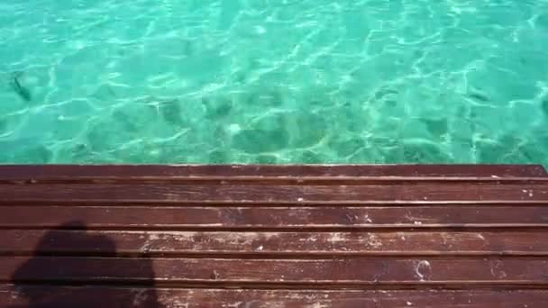 Turistické stín nad krásnou dřevěnou terasou uniknout moře kolem ostrova Maledivy — Stock video