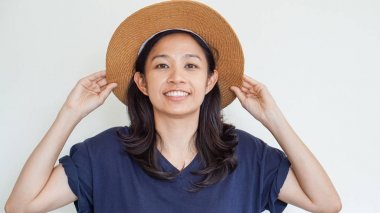 Asyalı kız hasır şapka yaz eğlenceli giyiyor. Sakin ve mutlu express