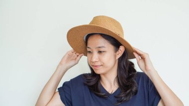 Asyalı kız hasır şapka yaz eğlenceli giyiyor. Sakin ve mutlu express