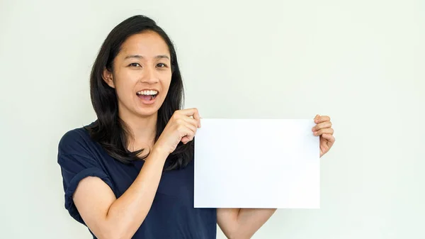 Casual mulher asiática segurando sinal branco com espaço de cópia — Fotografia de Stock