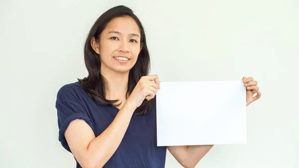 Casual Asian woman holding white sign with copy space — Stock Photo, Image