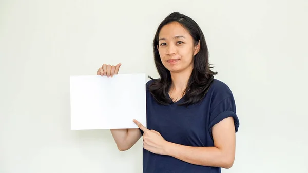 Casual mulher asiática segurando sinal branco com espaço de cópia — Fotografia de Stock