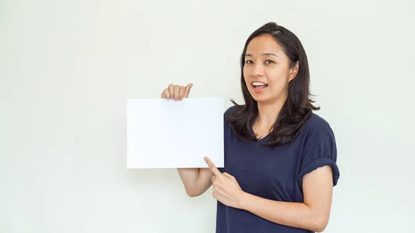 복사 공간 가진 백색 표시를 들고 캐주얼 아시아 여자 — 스톡 사진