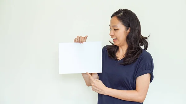 Casual mulher asiática segurando sinal branco com espaço de cópia — Fotografia de Stock