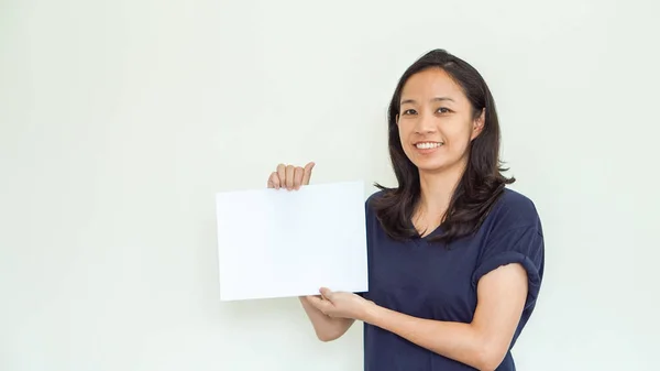 Casual mulher asiática segurando sinal branco com espaço de cópia — Fotografia de Stock