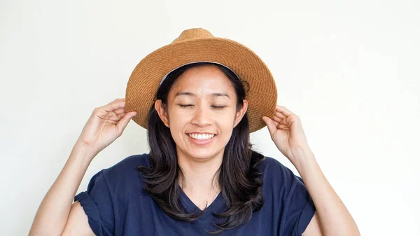 밀 짚 모자 여름 재미를 입고 아시아 소녀입니다. 휴식 및 행복 익스프레스 — 스톡 사진