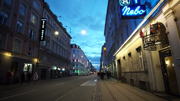 Kopenhagen, Denemarken: April 2017-zicht rondom het centraal station van Kopenhagen. Europese architectuur en mensen bij nacht — Stockvideo